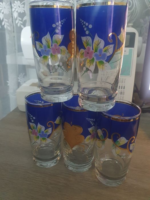 Конфетница, фруктовница, стаканы.