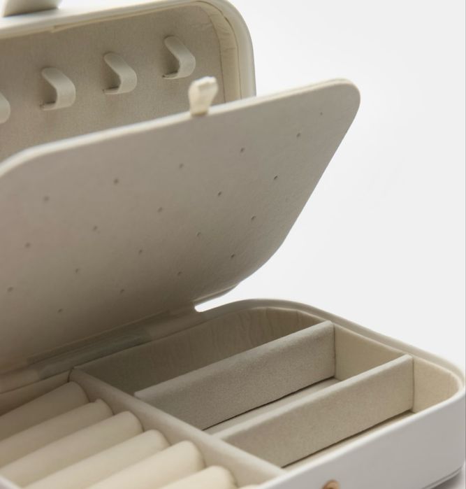 Кутия за бижута от имитация на кожа