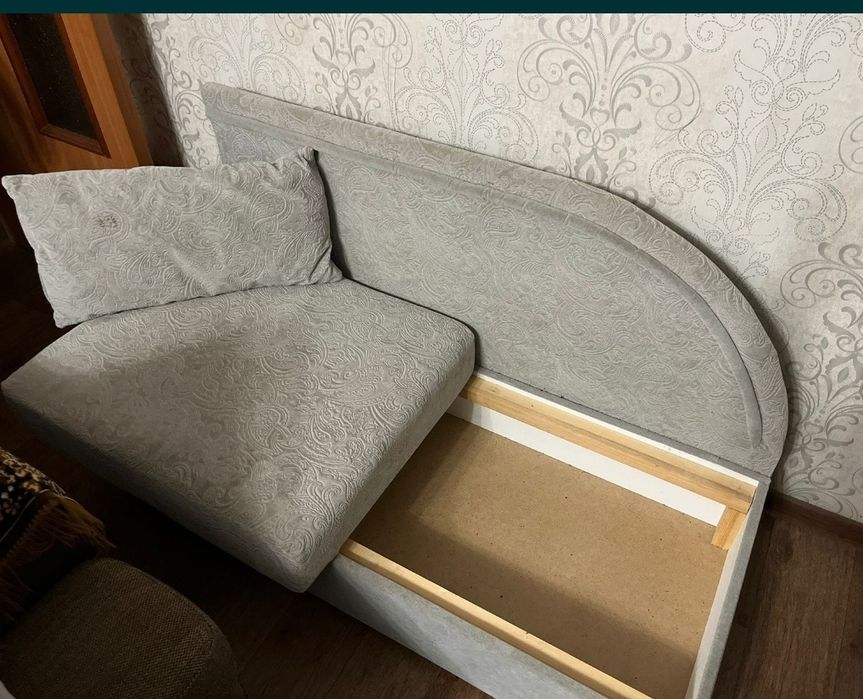 Диван софа с ящиком для постели, типа кресло кровать.