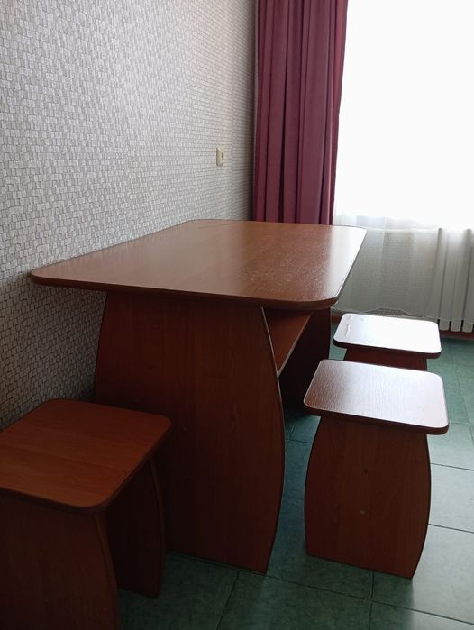 Стол со стульями