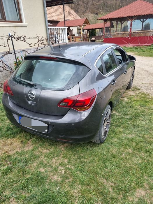 Vând Opel asta j 1.7 cdti 2010