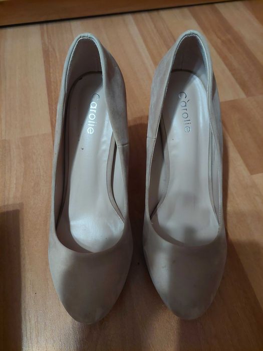 Pantofi bej de catifea, noi