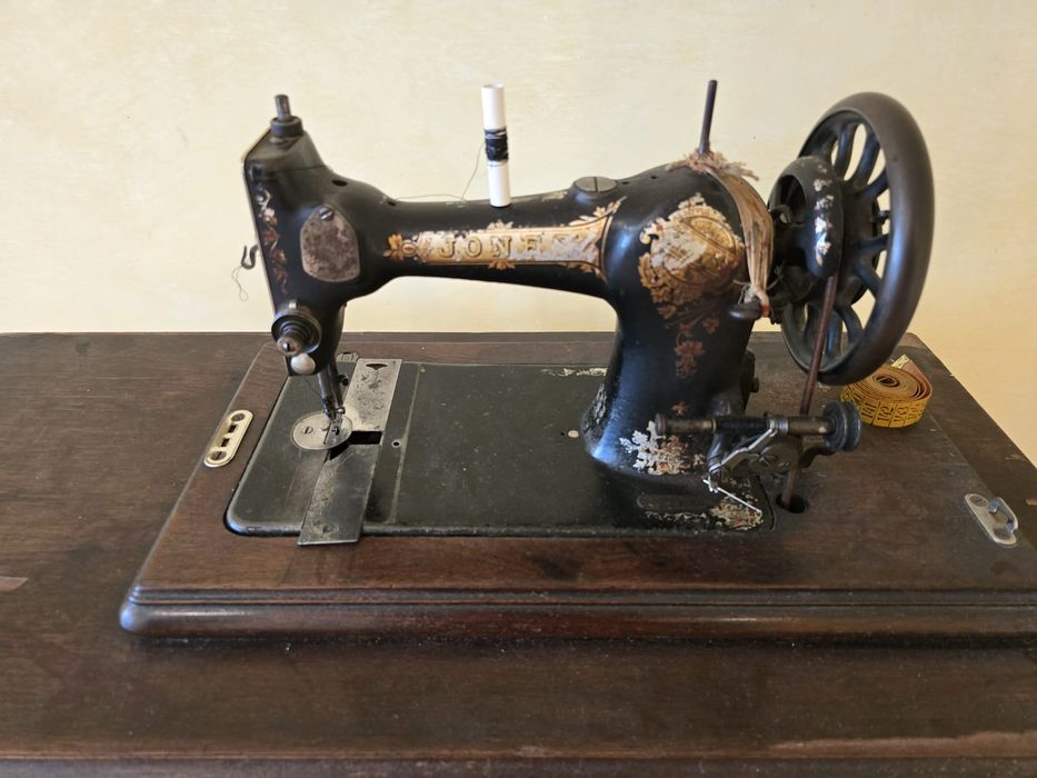 Masina cusut Jones cu pedala 1859