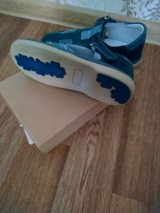 Продам детские сандалии