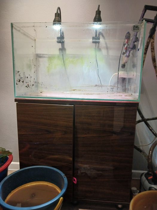 Аквариум на сто литров воды и тумбочка  под аквариум