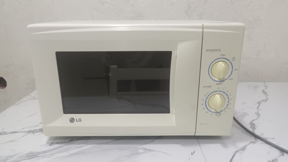Продае́ться микроволновая печь LG. В хорошем состоянии.