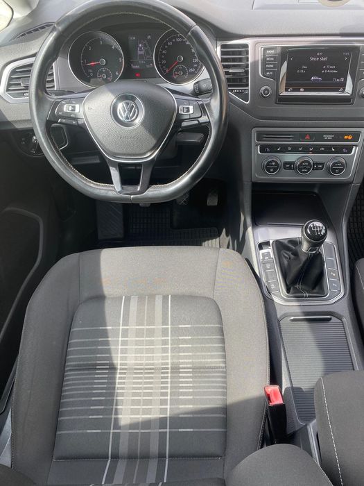 Vând VW GOLF  sportsvan