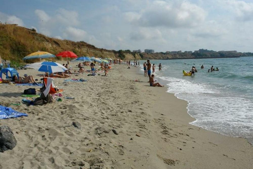 Под наем студио с изглед море и басейн на брега на морето