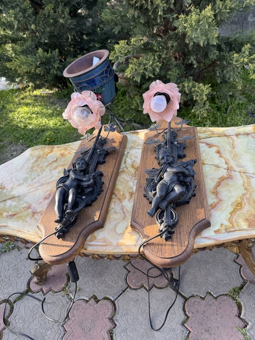 Doua aplice din polirasina pe suport din lemn