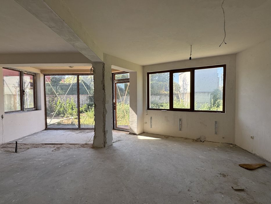 Нова Двуетажна Къща в Затворен комплекс с 300кв. двор в Гр. Търговище