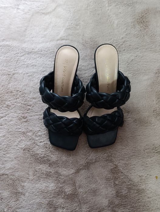 Черни сандали на ток