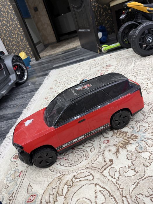 Машина красная игрушка