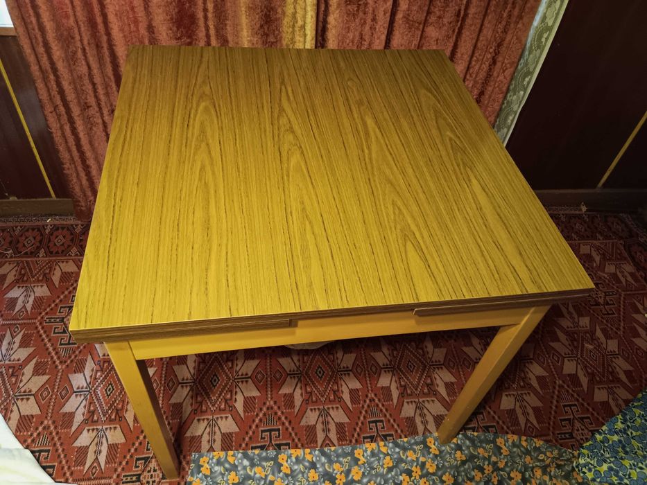 Продавам полирана растегателна маса-0.80см; растегната-1.40см-150лв