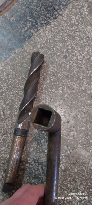 Ключ за стругарско менгеме и бургия за струг.