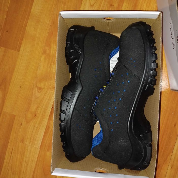 Vănd bocanci cu bombeu metalic!