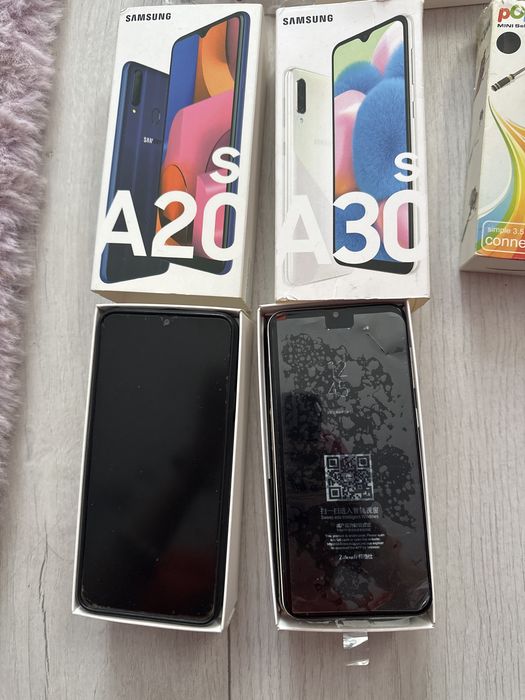 Vand diverse, telefoane, baterie externa, selfiestick, ceasuri inteligente