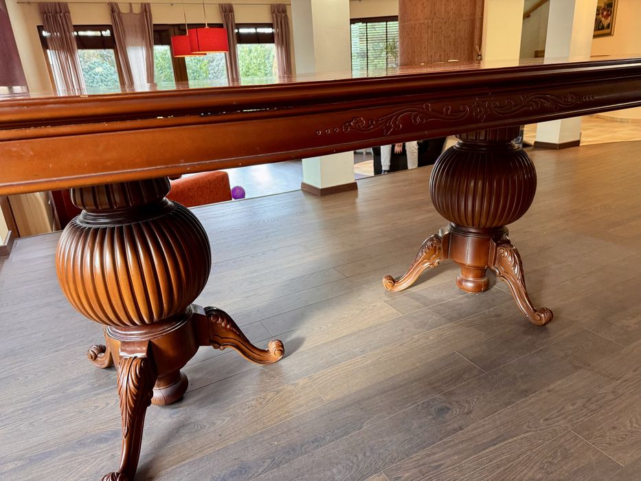 Продавам класическа трапезна маса с 8 стола - масив