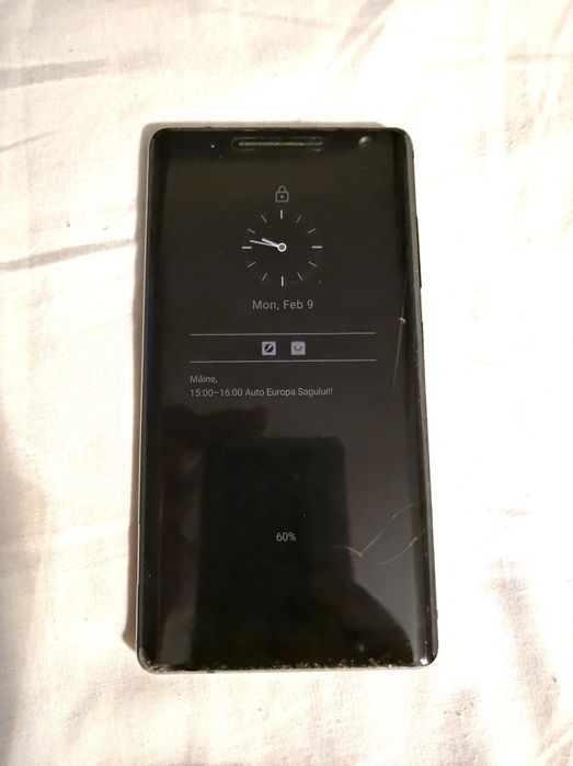 Nokia 8 Sirocco cu ecran crăpat ușor