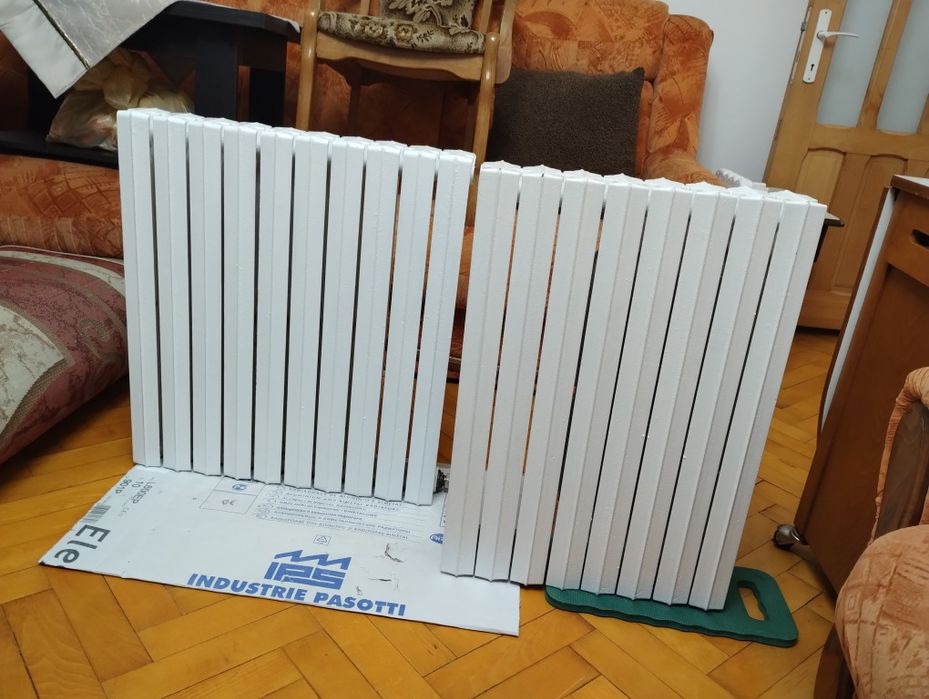 2 Calorifere de fontă,aproape noi