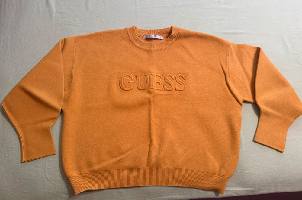 Жълт пуловер Guess