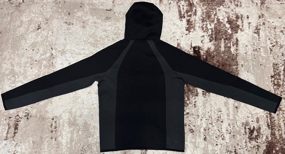 Vând compleu nou de barbati Nike Tech