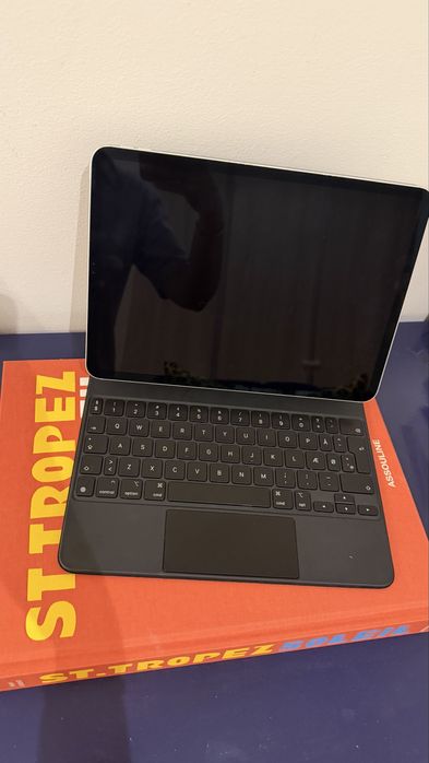 Apple iPad Pro + Magic Keyboard 11”