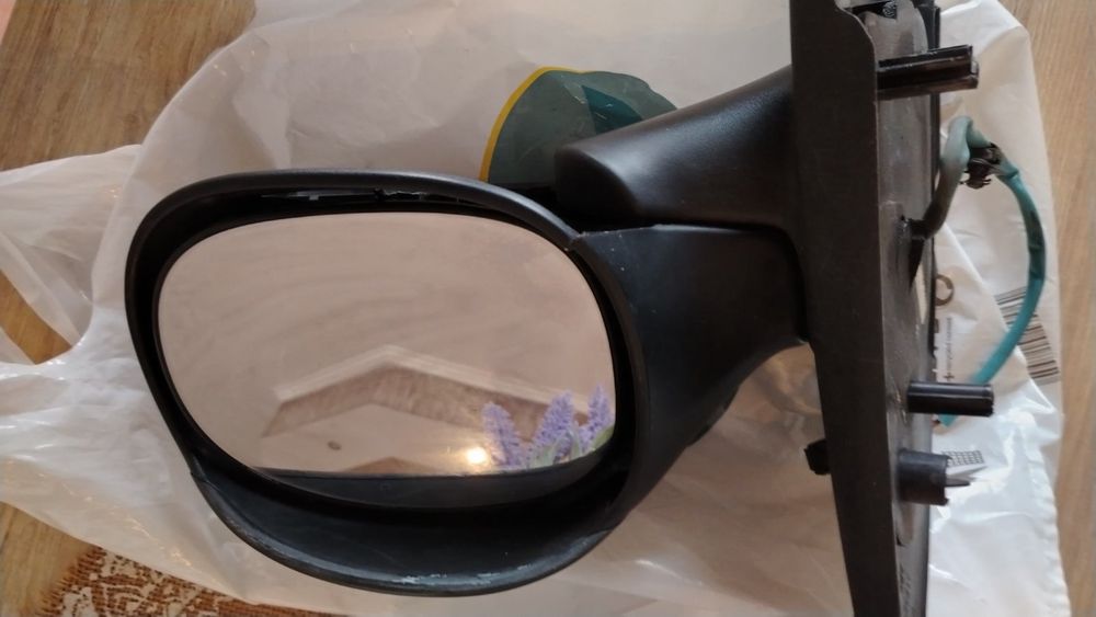 Продавам дясно огледало Citroen C2