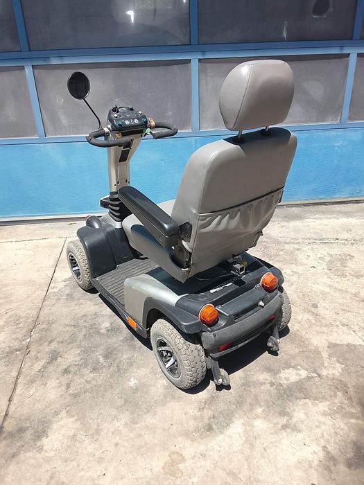 Cărucior scuter electric pentru persoane cu dizabilități sau bătrâni