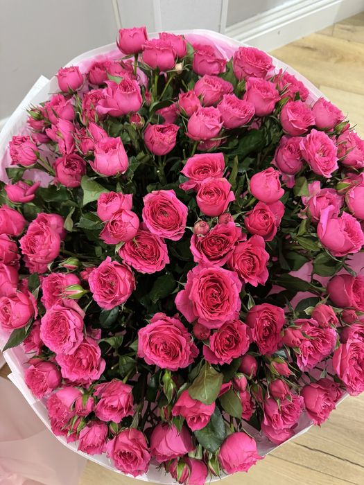 Пышный букет свежих кустовых роз. Очень красивая композиция.