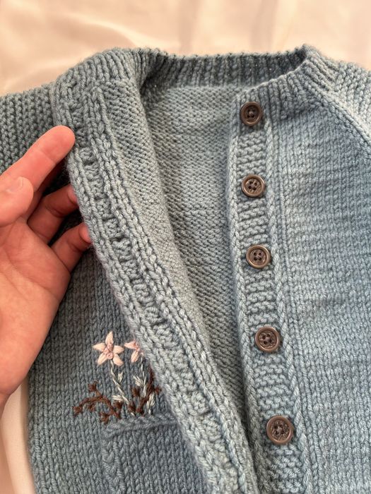 Вязаная детская кофточка с чепчиком