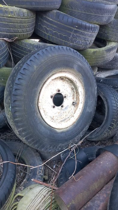 Cauciucuri  11,2r28.o roata de spate de u650. 8,25r15 trailer