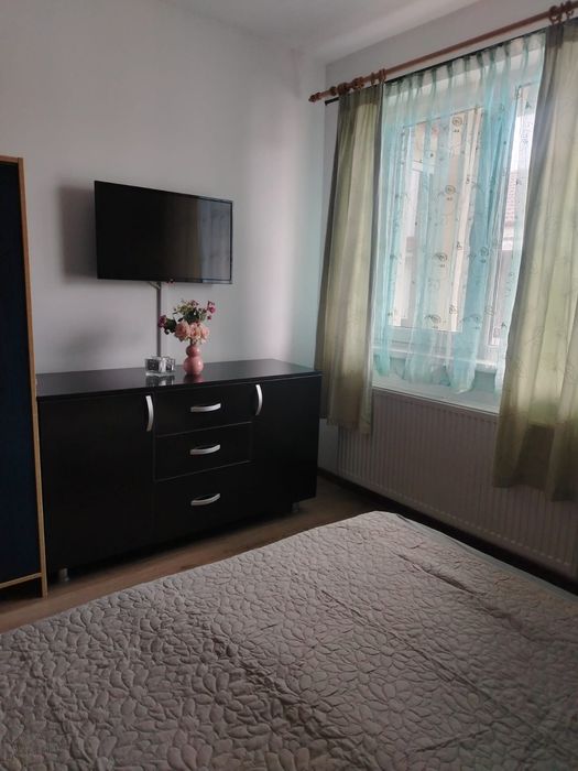 Închiriez aprt. cochet 2 cam. 299 E , open space