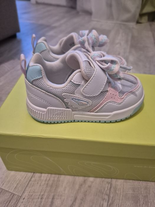 Кроссовки для девочки