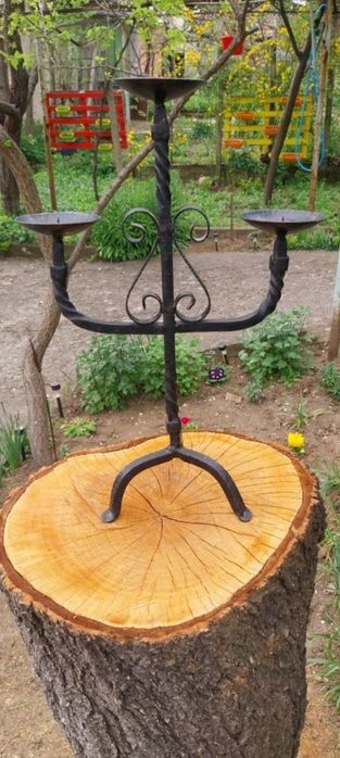 Стар кован свещник