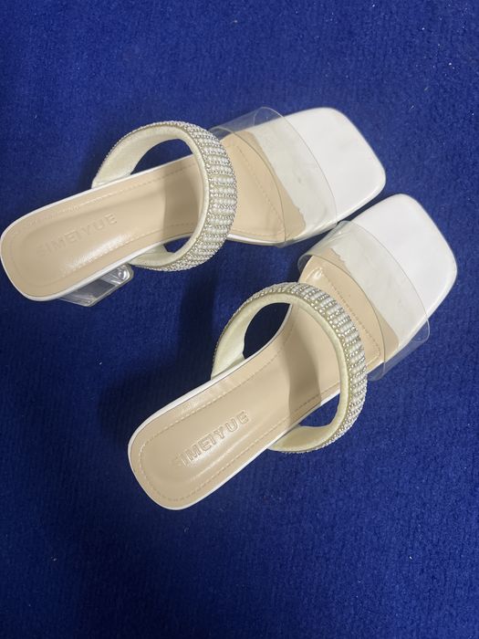 Босоножки на каблуке