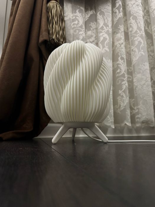 Луксозна дизайнерска лампа – изящна форма и мека светлина