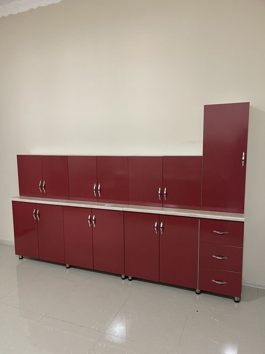 Mobila Bucatarie visiniu lucioasa