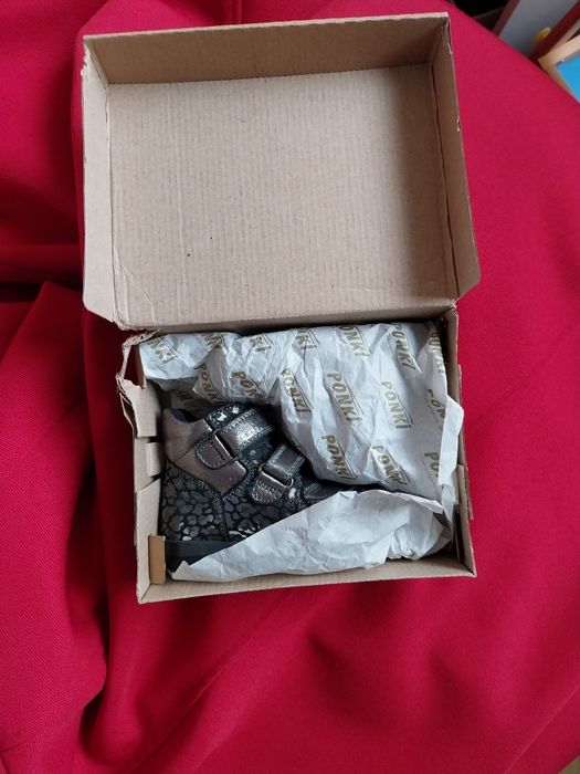 Различни детски обувки с топла подплата.