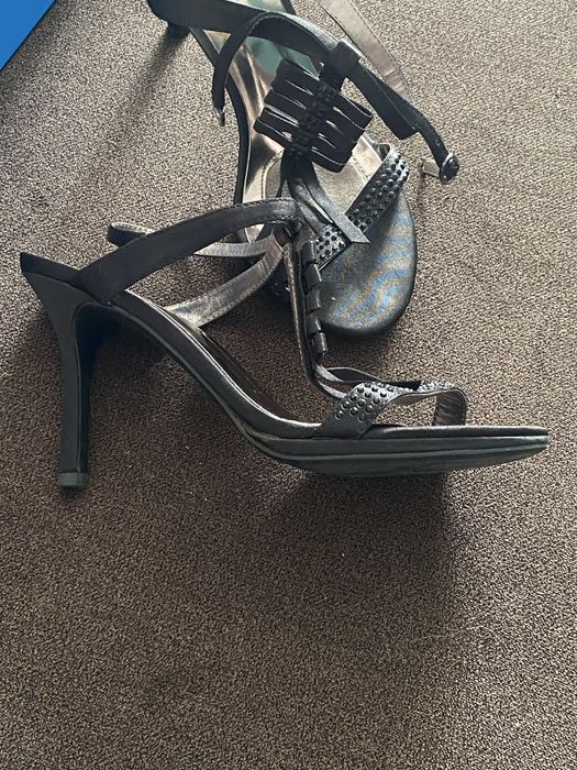 Босоножки на каблуке чёрные