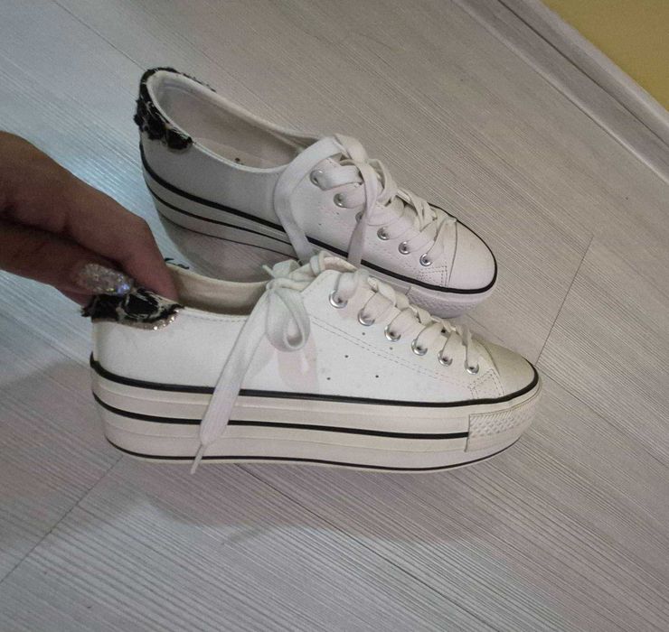 бели кецове с дебела плтформа