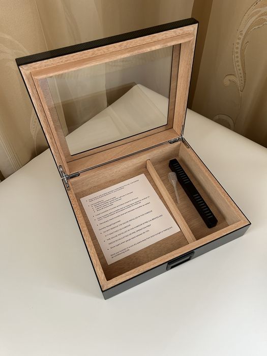 Хумидор за 30 пури – испански кедър, карбонов дизайн, хигрометър