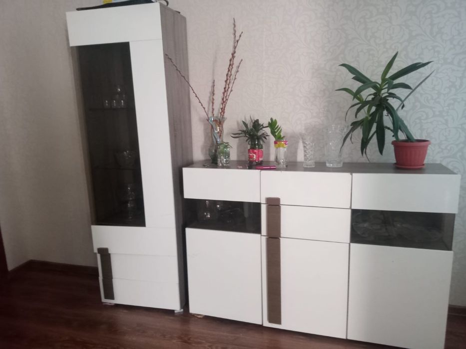 Стол-стулья,комод с шкафом