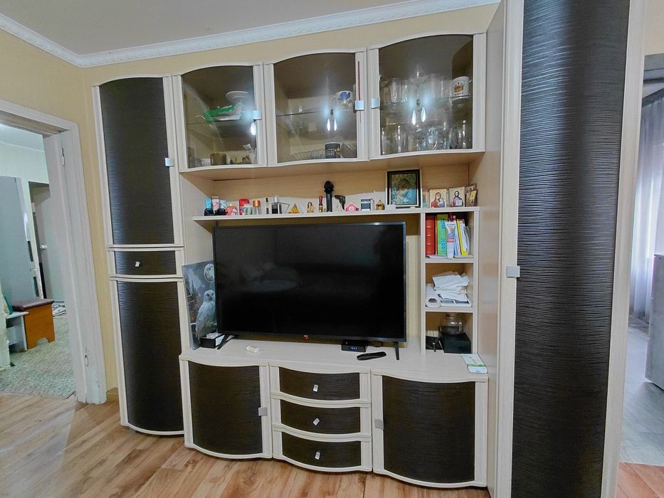 Продам  Зальный шкаф