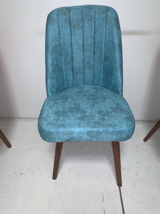 Трапвзна маса комплект със столове