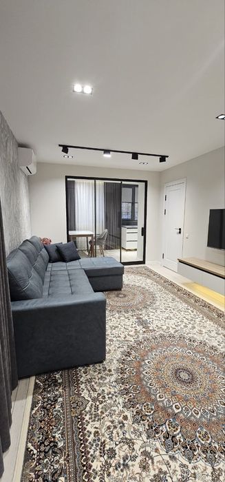 Аренда 1/1/5 Буюк ипак йули, Художник