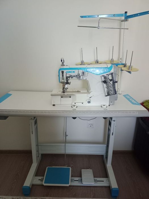 Срочно продам швейные машины!  Комплекте 3 машина