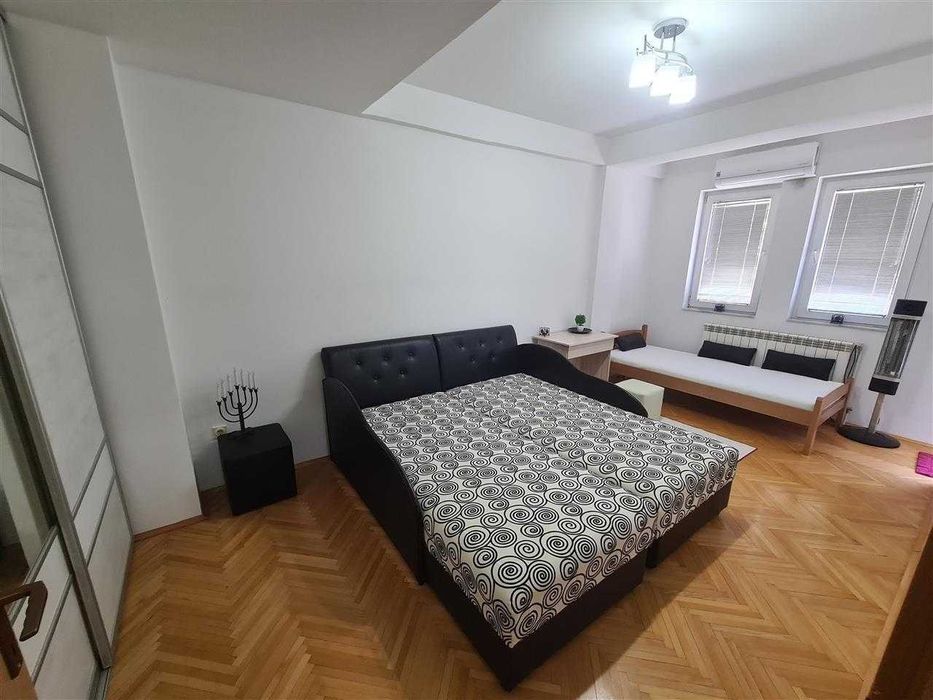 Дава се под наем Тристаен апартамент в Бургас, Център - 80 кв.м за 280.5 € - Снимка #5