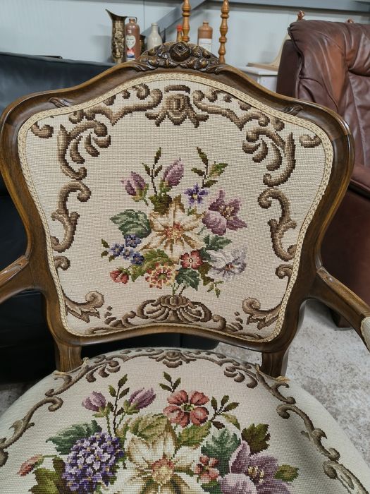 Комплект от две дъбови кресла с дърворезба и гобленова дамаска