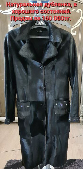 Вечернее платье и дубленка очень красивые.