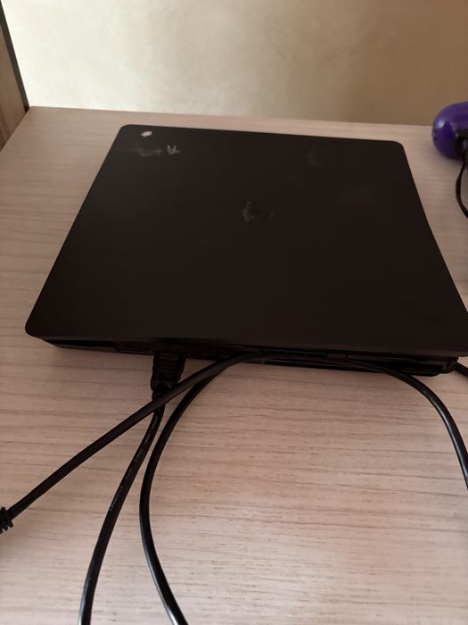 ps 4 slim cu 2 manete si fifa 21 plus alte jocuri instalate